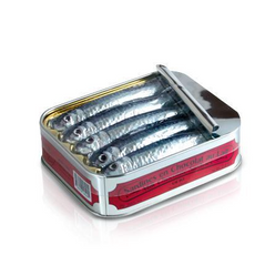 Five intricately molded milk chocolate sardines, presented in a realistic tin can. Enjoy the creamy, smooth texture and rich flavor of 39% milk chocolate.